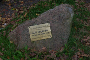 1990: Gedenkstein zur Vernichtung von über 400 Kleingärten in Kiel