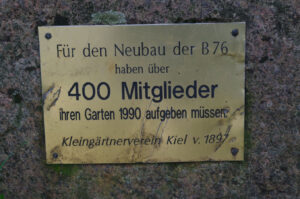 1990: Gedenktafel zur Vernichtung von über 400 Kleingärten in Kiel