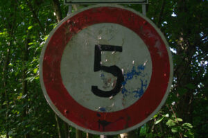 Fünf Stundenkilometer - 5 km/h
Schild in Kleingartenanlage in Kiel-Hassee.