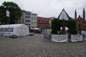 Ausstellung Nothilfe in Lübeck, Koberg.
