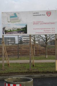 Bauschild Zentralbad und teilgerodete Fläche  - Foto: Rosa Thiemer