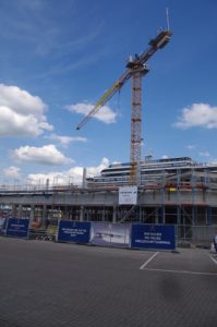 Besetzung Baukran auf Baustelle für Kreuzfahrerterminal des Seehafen Kiel durch Smash Cruiseshit