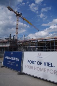 Besetzung Baukran auf Baustelle für Kreuzfahrerterminal von Port of Kiel durch Smash Cruiseshit