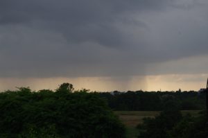 Blick von Elmschenhagen auf Regen in Gaarden, Vieburg...