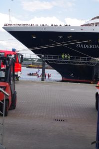 Blockade Kreuzfahrtschiff Zuiderdam in Kiel durch Smash Cruiseshit