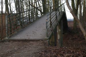 Brücke über Eisenbahngleise im Projensdorfer Gehölz