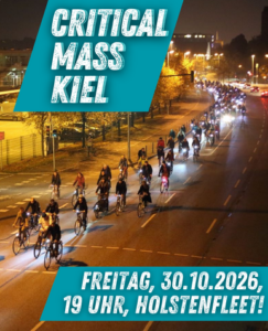 CriticalMass Kiel Fr., 30.10.2026 - Plakat mit Foto von bei Dunkelheit beleuchtet fahrenden Radler:innen auf der Kaistraße in Kiel.