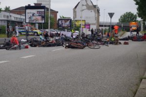 Die-in-Fahrradblockade Werftstraße Kiel Gaarden