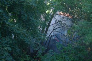 Feuerwehr kämpft mit Schwelbrand