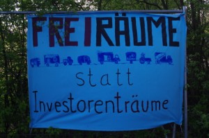 Freiräume statt Investorenträume - BauwagenaktivistInnen haben einen Teil des "Möbel-Kraft-Geländes" in Kiel besetzt.