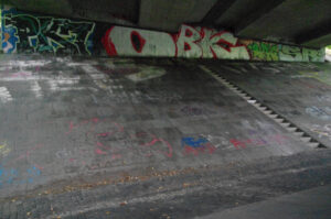 Graffiti an Brücke Boelkestraße - B 503 in Holtenau
