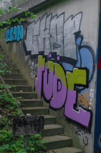 Graffiti an Fahrradwegtunnel B404 in Kiel-Moorsee