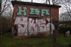 Graffiti in der Hansastraße in Kiel: HDF - YKS.