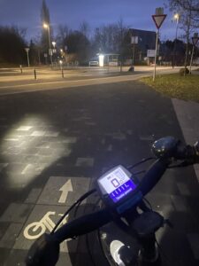 Winterabend auf der Veloroute zwischen Hofholzallee und Hasseldieksdammer Weg
