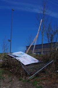 Symbol für Kieler Infrastrukturpolitik: Baustellenschild Zentralbad am Boden