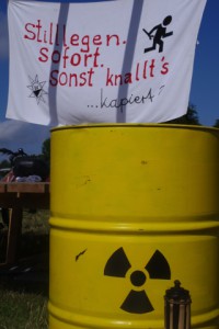 Antiatomcamp Kiel: Atommüllfass und Transparent zur sofortigen Stilllegung aller Atomanlagen