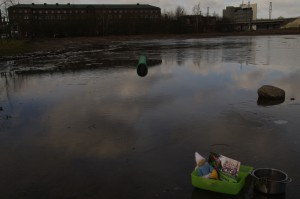 Erste Besucher im Kieler Zentralbad geniessen die umfänglichen Freiluftbereiche des neuen Zentralbades in Kiel.