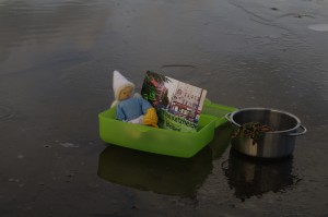 Erste Besucher im Kieler Zentralbad geniessen die umfänglichen Freiluftbereiche des neuen Zentralbades