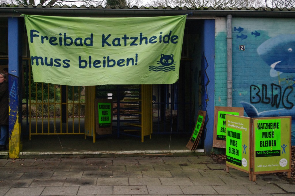 Katzheide muss bleiben - Aktion vor dem Freibad