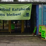 Katzheide muss bleiben - Aktion vor dem Freibad