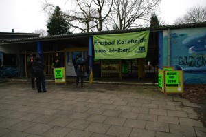 Katzheide muss bleiben - Aktion vor dem Freibad