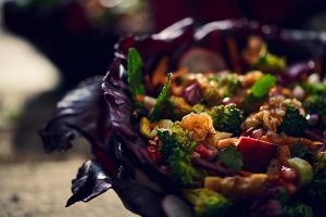 Salat in Rotkohl-Blättern - Foto von Jacob Zimmermann