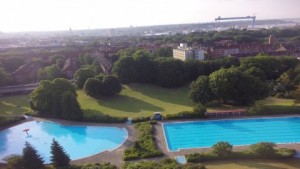 Freibad Katzheide im Sommer 2015 kurz vor der durch die Bürgerinnen und Bürger erstrittenen Teil-Wiedereröffnung. Blick auf die Förde und die Stadt. 