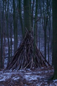 Kinderspiel: Zelt aus Totholz im Düsternbrooker Gehölz