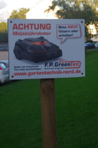 Mähroboter-Warnschild