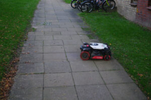 Mähroboter quert Zuwegung zu Wassilystraße 22-28 in Kiel-Hassee