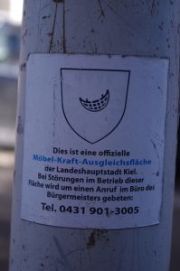 Mehrere Jahre alter Protestaufkleber gegen die Ansiedlung weiterer Möbelmärkte in Kiel