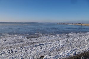 Ostsee zwischen Laboe und Stein mit vereisten Randbereichen