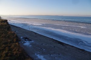Sandablagerungen der letzten Jahrzehnte ließen Flachwasserbereiche entstehen, die jetzt zufroren: Ostseesteilküste zwischen Laboe und Stein