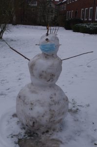 Schneewesen mit Abstand und Maske