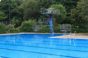 Schwimmbecken Freibad Katzheide am 16.6.2015: Funktionsfähig, gechlort und gereinigt will die Stadt es wegen angeblicher Gesundheitsgefahren trotzdem nicht für den Badebetrieb freigeben.