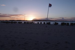 Sonnenuntergang an der Schwimmhalle Laboe
