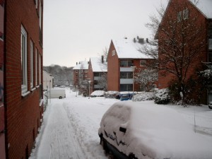 Tauwetter für die Kieler Mieter*innen? Mit dem Verkauf der Kieler Wohnungsbaugesellschaft KWG durch SPD und CDU wurden die Zeiten für Kieler Mieter*innen eisiger. Teil des ehemals stadteigenen Wohnungsbestandes in Gaarden.