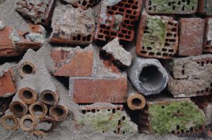 Trockenmauer aus Bauschutt - Detail in der Bauphase