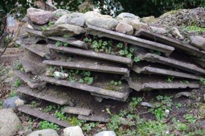 "Trockenmauer" aus Beton-Dachschindeln