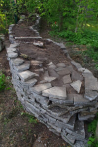 Trockenmauer aus Betonbruch - Bauphase