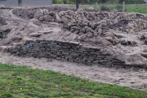 Trockenmauer aus Gehwegplattenbruch und Feldsteinen