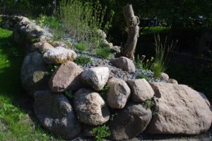 Trockenmauer mit Feldsteinen