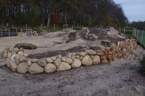 Trockenmauerbau mit Feldsteinen 150-1200 mm und Bauschutt: Hohlziegel, Betonbruch, Ton-Drainrohre - Bauphase