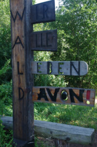 Holzskulptur: WALD - Wir alle leben davon.