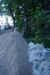 Wegebau-Splitt wandert vom Fußweg in die Vegetationsfläche und damit in die Wurzelbereiche. Bielenbergstraße.