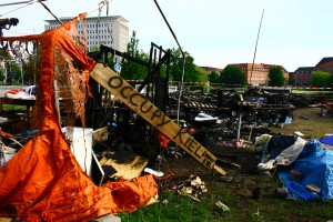 Brand bei Occupy Kiel - im Hintergrund die HSH-Nordbank