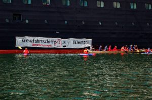 Kreuzfahrtschiffe (k)entern. Transparent bei einer Blockade im Kieler Hafen. Bildrechte: Smash Cruiseshit.