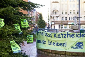 Kiel Gaarden: Katzheide muss bleiben. Aktion von WIR in Kiel im Dezember 2014. Jetzt hatte auf einmal niemand die Absicht eine Mauer um Katzheide zu bauen... Foto: JZ