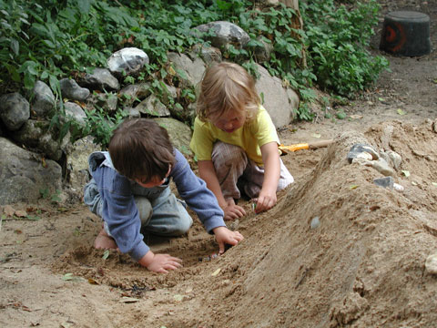 Wasserspiel mit Lehm und Sand - in der Stadt eine seltene Ausnahme.für Kinder. Foto: A. Regner.